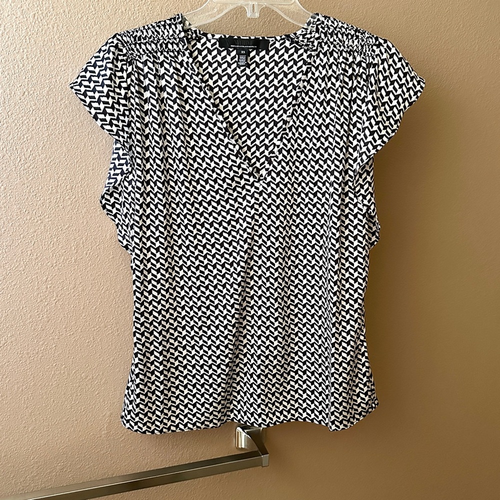EUC White House Black Market Geo Silky Flutter Sleeve V-Neck Blouse